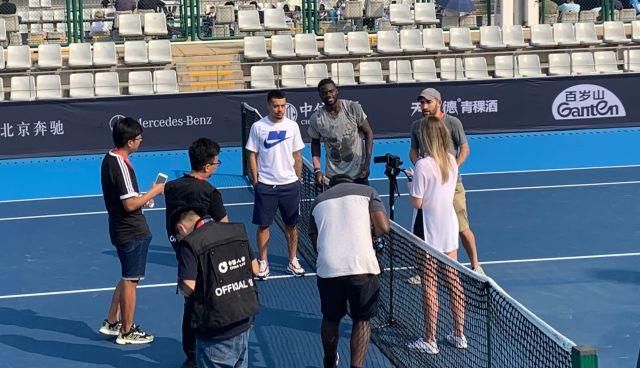 他在赛后采 他在赛后采