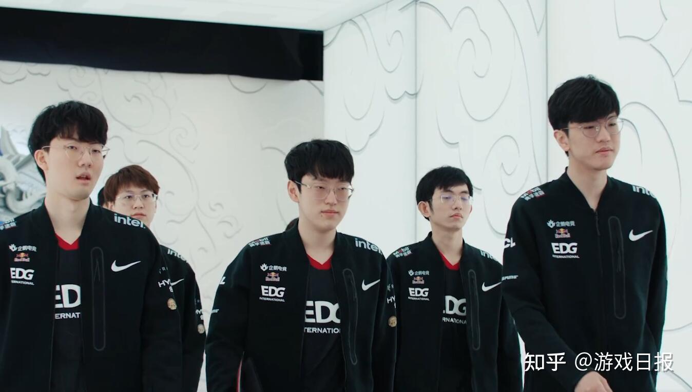 他既能在侧 他既能在侧